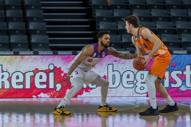 宁波男篮逐 宁波男篮逐